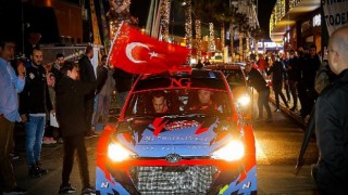 41’inci İstanbul Rallisi’nde Erkan Güral, araç ve kıyafet renk uyumuyla yarışın yıldızı oldu