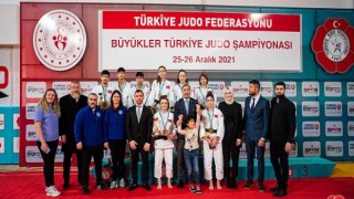 Büyüklerde zirvede Kağıtspor var