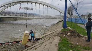 Yüzen buzdolabı görenleri şok etti