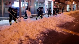 Belediye Ekiplerinden Gece Eksi 13 Derecede Kar Temizliği