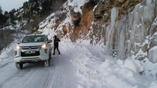 Büyükşehir buz tutan yolları tuzluyor