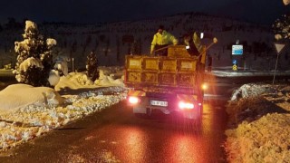 Gebze bölgesinde buzlanmaya karşı tuz ve solüsyon