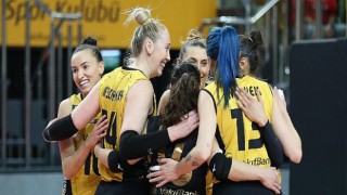 VakıfBank derbi zaferiyle liderliği aldı