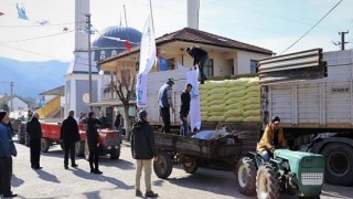 Büyükşehir’in gübre desteği çiftçilerin yüzünü güldürüyor