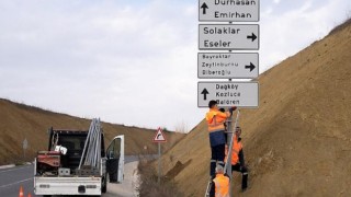 Kırsal mahallelerin işaret ve yönlendirme levhaları yenileniyor