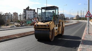 Sıcak asfaltı tamamlanan Üniversite Caddesi yakında hizmette