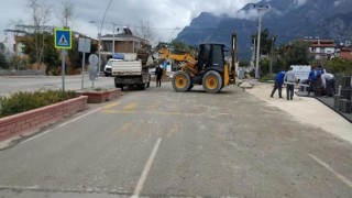 Kemer Belediyesi İlçe Genelindeki Yollarda Bakım Çalışması Yapıyor