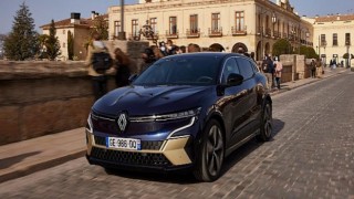 Yeni Megane E-Tech 100 Elektrikli, 2022 test protokolü ile EuroNCAP’ten 5 yıldız aldı.