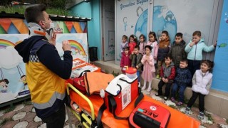 Minikler ambulans çeşitleri ve hizmetlerini öğrendi