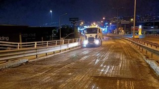 Gece yarısı asfalt serimiyle trafik aksatılmadı