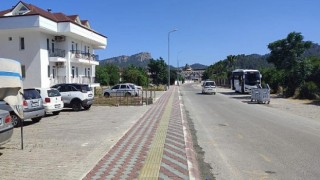 Ahmet Çavuş Caddesi’nde Kaldırım ve Otokorkuluk Çalışmaları Yapılıyor