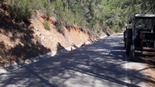 Kemer Belediyesi: Sevlere Düşen Kaya Parçaları ve Toprak Yığınları Temizleniyor