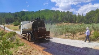 Muğla Büyükşehir, Menteşe’nin kırsal mahallelerinde yol çalışmalarını sürdürüyor