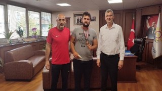 Gölcük Belediye Başkanı Ali Yıldırım Sezer, Türkiye 3’üncüsü olan Gölcük Belediyesporlu Teakwondo sporcusu Ali İmran Pustu’yu makamında konuk etti.