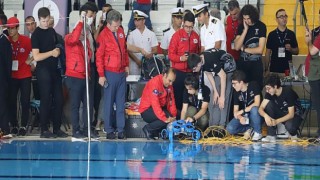 Cağaloğlu Anadolu Lisesi CALROV ekibi Singapur yolunda