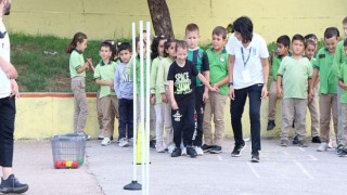 ”Çık dışarı oy-na-ya-lım!” köy okullarında