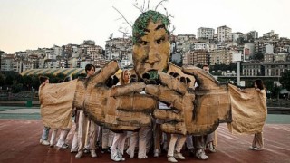 İstanbul Bilgi Üniversitesi 17. İstanbul Bienali kapsamında İstanbul’a gelen Bread and Puppet Theater’ın dev kuklalarına ev sahipliği yaptı