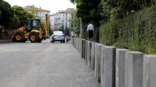 Sıcak asfalt serilen cadde ve sokaklarda yaya kaldırımları yenileniyor