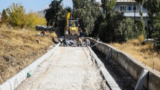 Van Büyükşehir Belediyesi kent genelinde bulunan 12 mezarlık alanında bakım ve onarım çalışması başlattı