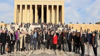 Koç Topluluğu’nun emekli üst düzey yöneticilerini buluşturan Koç-Yönder’den Anıtkabir ziyareti