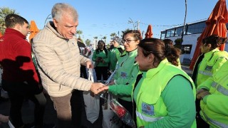 Narlıdere Belediye Başkanı Ali Engin&#39;den Kadın Temizlik Ekibine Teşekkür Etti