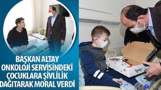 Başkan Altay Onkoloji Servisindeki Çocuklara Şivlilik Dağıtarak Moral Verdi