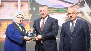 Emine Erdoğan dan Başkan Büyükakına teşekkür plaketi