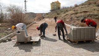 Esentepe Mahallesi Ulubatlı Sokakta bulunan yol ve yaya kaldırımı, Nevşehir Belediyesi tarafından yenileniyor