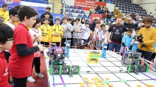 Küçükçekmeceli Öğrenciler, VEX IQ Turnuvasında İki Büyük Ödülle Döndü