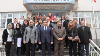 Yıldırımlı minikler deprem bölgelerine 200 koli gıda yardımı yaptı.