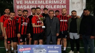 Gölcük Belediyesi 22. Geleneksel Futbol Şöleninde Körfez Arenayı 3-0 yenen Azat İnşaat şampiyon oldu