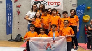 Nevşehir Belediyesi Gençlik ve Spor Kulübü sporcuları, katıldıkları Spor Tırmanış Küçükler C-D-E (Lider) Türkiye Şampiyonası ndan iki Türkiye ikinciliği derecesi ile döndü