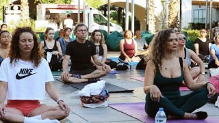 Karşıyakada en uzun güne yoga ile başladılar