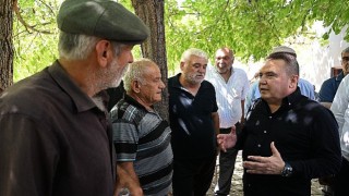 Başkan Böcek biçerdöverle buğday hasadı yaptı