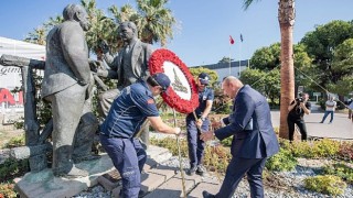 Başkan Soyerden Ataya ve İnönüye saygı çelengi