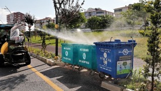 Belediye ekipleri sivrisinek ve haşereye karşı ilaçlama yapıyor 