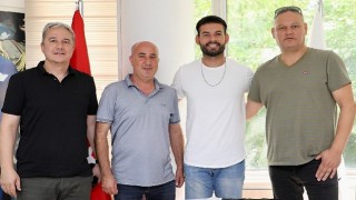 Burhaniye Belediyespor, gol kralı ile yola devam ediyor