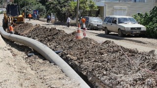 Finike merkezindeki eskiyen içme suyu boruları yenileniyor