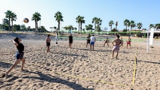 Antalya Büyükşehirden Konyaaltı Plajına Ücretsiz Plaj Voleybol Sahaları