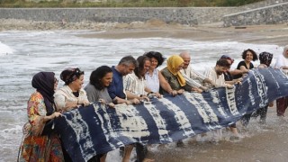 Cumhuriyetin 100. Yılı anısına hazırlanan 100 metre uzunluğunda Şile Bezi denizle kavuştu