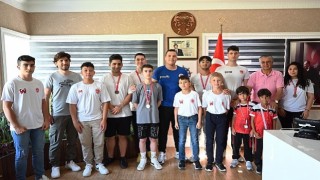 Kemer Belediyesi Kick Boks takımından Başkan Topaloğluna ziyaret