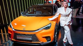 Hadise Londrada Lexusun Sanatsal Otoparkında LBX Cool ile Tanıştı