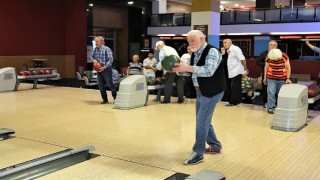 Huzurevi sakinleri bowling ile eğlendi