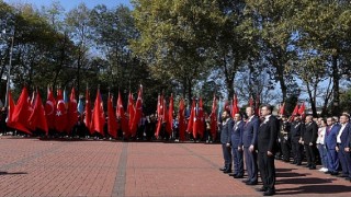 29 Ekim Cumhuriyet Bayramının 100. yıldönümü kutlamaları, bugün Atatürk anıtı önünde düzenlenen çelenk sunma töreniyle başladı.