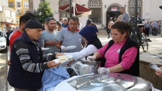 Burhaniye belediyesi Kocacami mahallesi&#39;nde Atamız ve Şehitlerimiz için hayır düzenledi