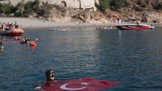 Dünya rekortmeni Şahika Ercümen Antalyada 100. Yıl için dalış yaptı