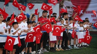 Karabağlar Belediyesinin düzenlediği futbol turnuvası yoğun ilgiyle gerçekleştirildi