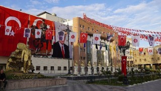 Keçiörenin cadde ve sokakları cumhuriyetin 100.yılı kutlamaları için bayraklarla donatıldı