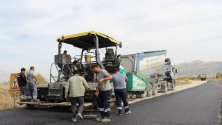 Büyükşehirden Elmalıya köprü ve sıcak asfalt