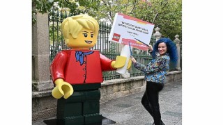 Dev LEGO minifigürleri kızlara ilham vermek için sokağa çıktı!